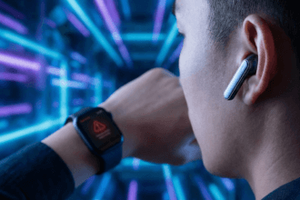 Primer plano de oído con auricular inalámbrico mostrando irritación y gráfico de ondas de sonido.