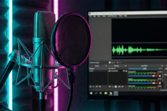 Micrófono de streaming profesional con interfaz de mezclador de audio OBS en segundo plano.